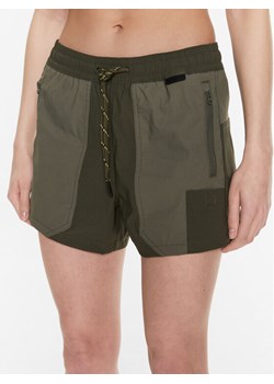 Wrangler Szorty materiałowe WB2F56066 112333430 Zielony Regular Fit ze sklepu MODIVO w kategorii Szorty - zdjęcie 181048849