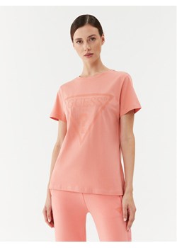 Guess T-Shirt V2YI07 K8HM0 Koralowy Regular Fit ze sklepu MODIVO w kategorii Bluzki damskie - zdjęcie 181048886