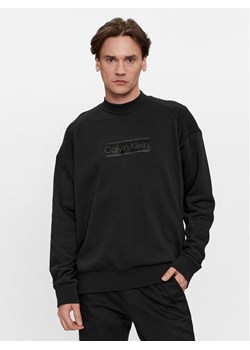 Calvin Klein Bluza Festive Logo K10K112058 Czarny Comfort Fit ze sklepu MODIVO w kategorii Bluzy męskie - zdjęcie 181049329