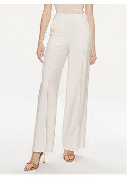 United Colors Of Benetton Spodnie materiałowe 4YFWDF05P Écru Regular Fit ze sklepu MODIVO w kategorii Spodnie damskie - zdjęcie 181049478