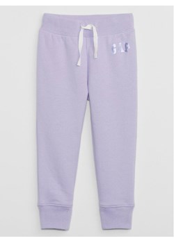 Gap Spodnie dresowe 789416-02 Fioletowy Regular Fit ze sklepu MODIVO w kategorii Spodnie dziewczęce - zdjęcie 181050328