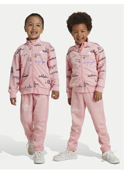 adidas Dres Brand Love IV9447 Różowy Loose Fit ze sklepu MODIVO w kategorii Dresy dziewczęce - zdjęcie 181050646