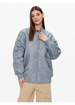 Calvin Klein Jeans Kurtka bomber J20J221082 Niebieski Oversize ze sklepu MODIVO w kategorii Kurtki damskie - zdjęcie 181051119