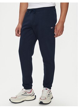 Tommy Jeans Spodnie dresowe Flag DM0DM20473 Granatowy Slim Fit ze sklepu MODIVO w kategorii Spodnie męskie - zdjęcie 181051208