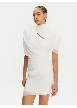 JACQUEMUS Sukienka koktajlowa 24H251DR130-1555 Biały Regular Fit - id: 0000305313034 - marki Jacquemus - 181051576 JACQUEMUS Sukienka koktajlowa 24H251DR130-1555 Biały Regular Fit ze sklepu MODIVO w kategorii Sukienki - zdjęcie 181051576
