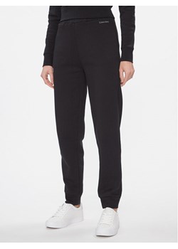 Calvin Klein Spodnie dresowe Metallic Micro Logo Jogger K20K206965 Czarny Regular Fit ze sklepu MODIVO w kategorii Spodnie damskie - zdjęcie 181051698