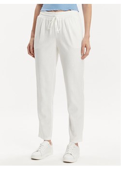 Vero Moda Spodnie materiałowe Jesmilo 10279691 Biały Regular Fit ze sklepu MODIVO w kategorii Spodnie damskie - zdjęcie 181051797