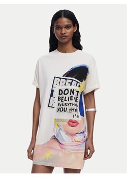 Desigual Sukienka codzienna Berlin 25SWVK20 Beżowy Regular Fit ze sklepu MODIVO w kategorii Sukienki - zdjęcie 181051937