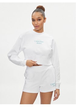 Calvin Klein Jeans Bluza Stacked Institutional J20J221466 Biały Regular Fit ze sklepu MODIVO w kategorii Bluzy damskie - zdjęcie 181052029