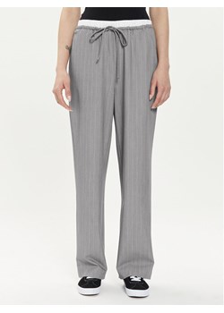 ONLY Spodnie materiałowe Tille 15339242 Szary Straight Fit ze sklepu MODIVO w kategorii Spodnie damskie - zdjęcie 181052117