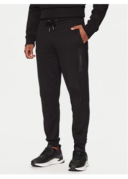 Calvin Klein Spodnie dresowe K10K113838 Czarny Regular Fit ze sklepu MODIVO w kategorii Spodnie męskie - zdjęcie 181052236