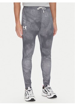 Under Armour Spodnie dresowe Rival Terry Printed 1390143 Szary Regular Fit ze sklepu MODIVO w kategorii Spodnie męskie - zdjęcie 181052417