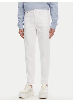 Calvin Klein Jeansy K20K208261 Biały Slim Fit ze sklepu MODIVO w kategorii Jeansy damskie - zdjęcie 181052425