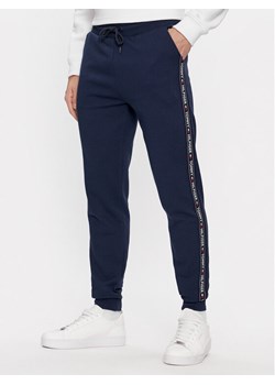 Tommy Hilfiger Spodnie dresowe Trucker UM0UM00706 Granatowy Regular Fit ze sklepu MODIVO w kategorii Spodnie męskie - zdjęcie 181052559