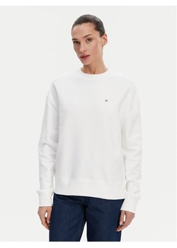 Calvin Klein Bluza K20K208092 Biały Regular Fit ze sklepu MODIVO w kategorii Bluzy damskie - zdjęcie 181052718