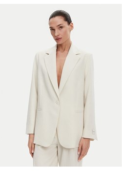 Calvin Klein Marynarka K20K208240 Beżowy Regular Fit ze sklepu MODIVO w kategorii Marynarki damskie - zdjęcie 181052906