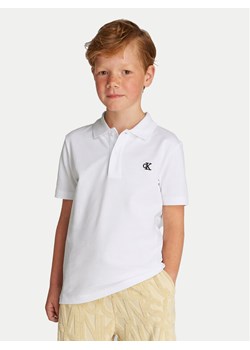 Calvin Klein Jeans Polo Essential IB0IB02486 Biały Regular Fit - id: 0000304682551 - marki Calvin Klein - 181052927 Calvin Klein Jeans Polo Essential IB0IB02486 Biały Regular Fit ze sklepu MODIVO w kategorii T-shirty chłopięce - zdjęcie 181052927