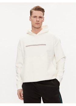 Calvin Klein Bluza Color Embosed Logo K10K112442 Écru Regular Fit ze sklepu MODIVO w kategorii Bluzy męskie - zdjęcie 181052946