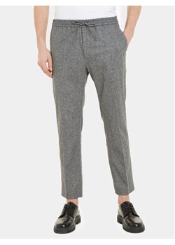 Calvin Klein Spodnie materiałowe K10K111713 Szary Tapered Fit ze sklepu MODIVO w kategorii Spodnie męskie - zdjęcie 181052969