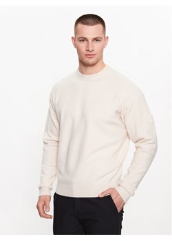 Calvin Klein Sweter K10K110401 Beżowy Regular Fit ze sklepu MODIVO w kategorii Swetry męskie - zdjęcie 181053106