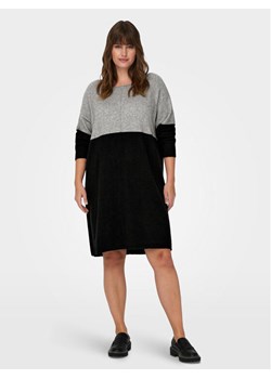 ONLY Carmakoma Sukienka dzianinowa 15183362 Szary Regular Fit ze sklepu MODIVO w kategorii Sukienki - zdjęcie 181054258