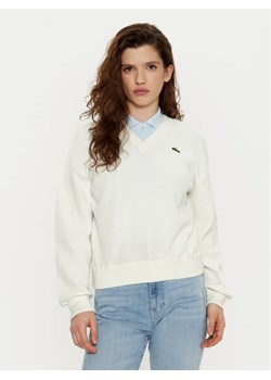 Lacoste Sweter AF5622 Écru Regular Fit ze sklepu MODIVO w kategorii Swetry damskie - zdjęcie 181054506