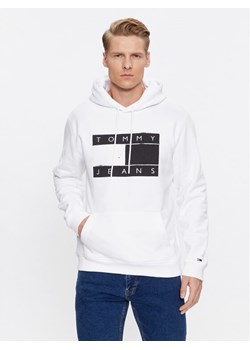 Tommy Jeans Bluza Flag Spray DM0DM17911 Biały Regular Fit ze sklepu MODIVO w kategorii Bluzy męskie - zdjęcie 181054735