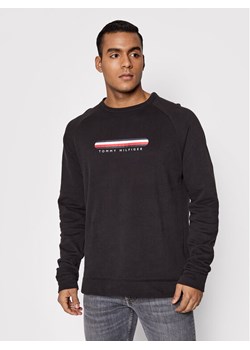 Tommy Hilfiger Bluza Track UM0UM02363 Czarny Regular Fit ze sklepu MODIVO w kategorii Bluzy męskie - zdjęcie 181054987