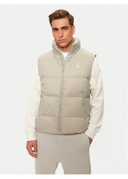Calvin Klein Jeans Kamizelka Essentials J30J325901 Beżowy Regular Fit ze sklepu MODIVO w kategorii Kamizelki męskie - zdjęcie 181055286