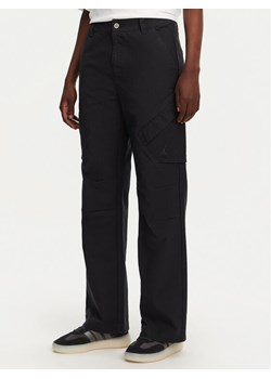 Nike Spodnie materiałowe FV7098 Czarny Regular Fit ze sklepu MODIVO w kategorii Spodnie damskie - zdjęcie 181055708