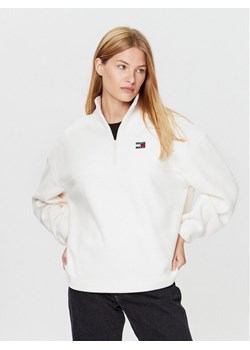 Tommy Jeans Polar DW0DW16271 Écru Oversize ze sklepu MODIVO w kategorii Bluzy damskie - zdjęcie 181056538