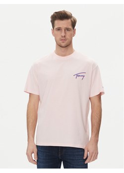Tommy Jeans T-Shirt Faded Graphic DM0DM20768 Różowy Relaxed Fit ze sklepu MODIVO w kategorii T-shirty męskie - zdjęcie 181056907