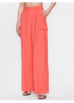 DKNY Spodnie materiałowe P3BKTR20 Koralowy Relaxed Fit ze sklepu MODIVO w kategorii Spodnie damskie - zdjęcie 181056996