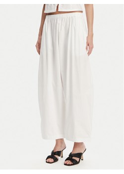 PINKO Spodnie materiałowe 105210 A2LD Biały Relaxed Fit ze sklepu MODIVO w kategorii Spodnie damskie - zdjęcie 181057469