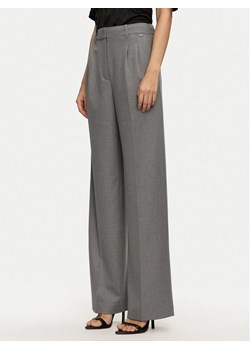 Guess Spodnie materiałowe W4BB02 WGIF2 Szary Relaxed Fit - id: 0000304250194 - marki Guess - 181057716 Guess Spodnie materiałowe W4BB02 WGIF2 Szary Relaxed Fit ze sklepu MODIVO w kategorii Spodnie damskie - zdjęcie 181057716
