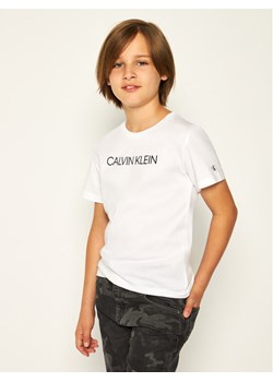 Calvin Klein Jeans T-Shirt Institutional SS IB0IB00347 Biały Regular Fit ze sklepu MODIVO w kategorii T-shirty chłopięce - zdjęcie 181057768