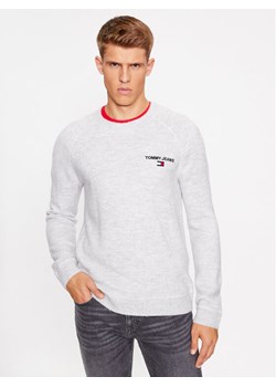 Tommy Jeans Sweter DM0DM17756 Szary Regular Fit ze sklepu MODIVO w kategorii Swetry męskie - zdjęcie 181058115