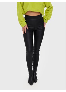 Vero Moda Spodnie z imitacji skóry Storm 10270787 Czarny Slim Fit ze sklepu MODIVO w kategorii Spodnie damskie - zdjęcie 181058546