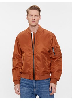 Calvin Klein Kurtka bomber Recycled Sateen Hero Bomber K10K109907 Brązowy Regular Fit ze sklepu MODIVO w kategorii Kurtki męskie - zdjęcie 181058588