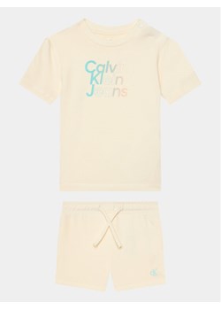 Calvin Klein Jeans Komplet t-shirt i spodenki Gradient Logo IN0IN00175 Biały Regular Fit ze sklepu MODIVO w kategorii Komplety niemowlęce - zdjęcie 181059459