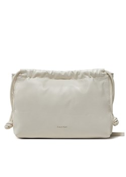 Calvin Klein Jeans Torebka Drawstring Crossbody26 LV04K3060G Écru ze sklepu MODIVO w kategorii Torebki worki - zdjęcie 181059747