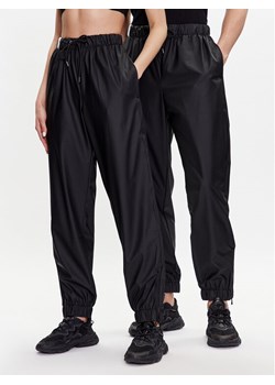 Rains Spodnie materiałowe 18560 Czarny Comfortable Fit ze sklepu MODIVO w kategorii Spodnie damskie - zdjęcie 181060207