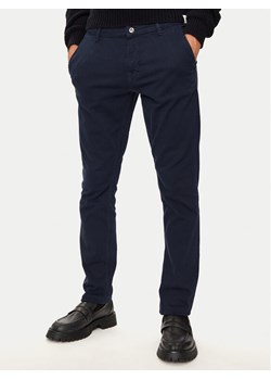 Mustang Chinosy Oakland 1015540 Granatowy Skinny Fit ze sklepu MODIVO w kategorii Spodnie męskie - zdjęcie 181060238