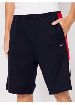 Tommy Hilfiger Szorty sportowe Colorblocked MW0MW26851 Granatowy Regular Fit ze sklepu MODIVO w kategorii Spodenki męskie - zdjęcie 181060619