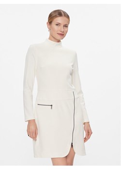 DKNY Sukienka koktajlowa DD3J1430 Écru Regular Fit ze sklepu MODIVO w kategorii Sukienki - zdjęcie 181060675