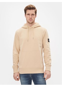 Calvin Klein Jeans Bluza Badge Hoodie J30J323430 Beżowy Regular Fit ze sklepu MODIVO w kategorii Bluzy męskie - zdjęcie 181061046