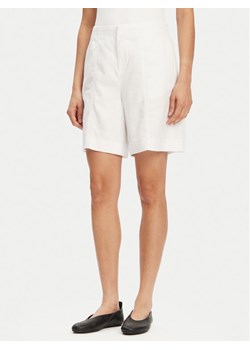Calvin Klein Jeans Bermudy J20J225219 Biały Relaxed Fit - id: 0000304657238 - marki Calvin Klein - 181061475 Calvin Klein Jeans Bermudy J20J225219 Biały Relaxed Fit ze sklepu MODIVO w kategorii Szorty - zdjęcie 181061475