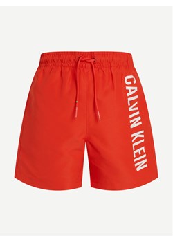 Calvin Klein Swimwear Szorty kąpielowe KV0KV00053 Czerwony Regular Fit ze sklepu MODIVO w kategorii Kąpielówki chłopięce - zdjęcie 181061607