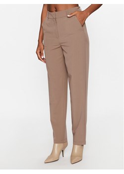 Vero Moda Spodnie materiałowe 10261257 Brązowy Straight Fit ze sklepu MODIVO w kategorii Spodnie damskie - zdjęcie 181061897