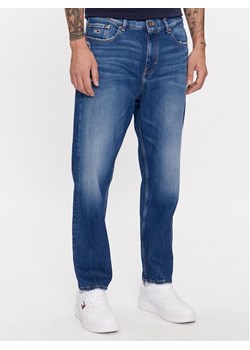 Tommy Jeans Jeansy Isaac DM0DM17653 Granatowy Tapered Fit ze sklepu MODIVO w kategorii Jeansy męskie - zdjęcie 181062326
